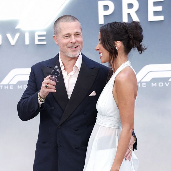Brad Pitt et Ines de Ramon arrivent sur le tapis rouge de la première mondiale de "F1" d'Apple Original Films & Warner Bros. Pictures à Times Square le lundi 16 juin 2025 à New York City. Photo by John Angelillo/UPI/ABACAPRESS.COM