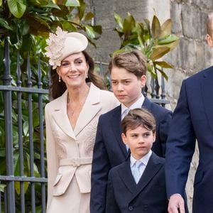 Le prince William, prince de Galles, et Catherine (Kate) Middleton, princesse de Galles, avec leurs enfants, le prince George de Galles, la princesse Charlotte de Galles, et le prince Louis de Galles - Les membres de la famille royale britannique assistent à l'office de Pâques à la chapelle Saint-Georges du château de Windsor, Royaume Uni, le 5 avril 2026. © GoffPhotos/Bestimage