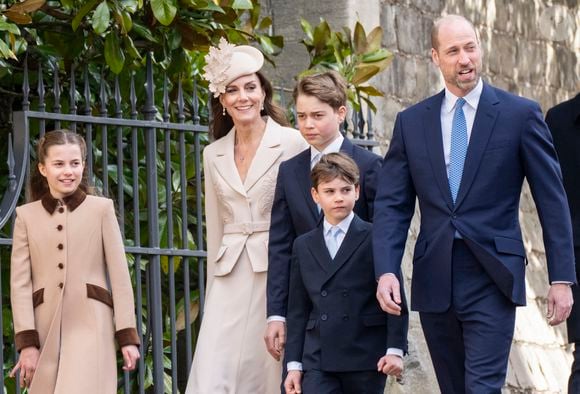 Le prince William, prince de Galles, et Catherine (Kate) Middleton, princesse de Galles, avec leurs enfants, le prince George de Galles, la princesse Charlotte de Galles, et le prince Louis de Galles - Les membres de la famille royale britannique assistent à l'office de Pâques à la chapelle Saint-Georges du château de Windsor, Royaume Uni, le 5 avril 2026. © GoffPhotos/Bestimage