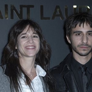 Charlotte Gainsbourg et son fils Ben Attal assistent au défilé Saint Laurent Femme Printemps-Été 2021 dans le cadre de la Fashion Week de Paris, à Paris, en France, le 28 septembre 2021. Photo : Aurore Marechal/Abaca