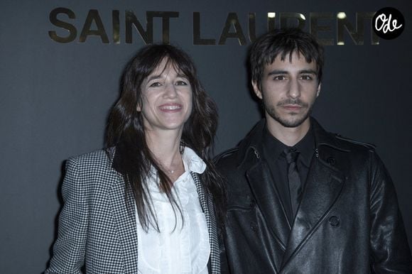 Charlotte Gainsbourg et son fils Ben Attal assistent au défilé Saint Laurent Femme Printemps-Été 2021 dans le cadre de la Fashion Week de Paris, à Paris, en France, le 28 septembre 2021. Photo : Aurore Marechal/Abaca