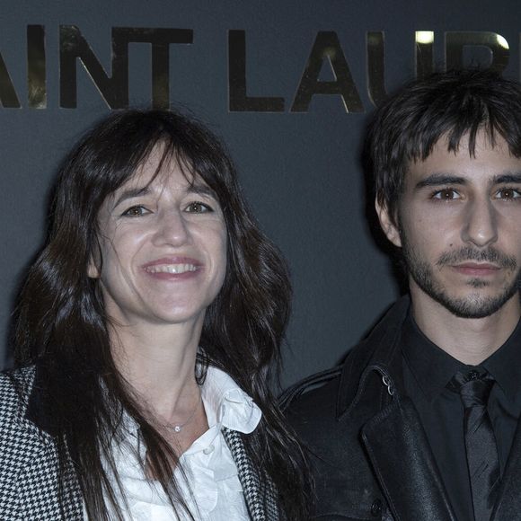 Charlotte Gainsbourg et son fils Ben Attal assistent au défilé Saint Laurent Femme Printemps-Été 2021 dans le cadre de la Fashion Week de Paris, à Paris, en France, le 28 septembre 2021. Photo : Aurore Marechal/Abaca