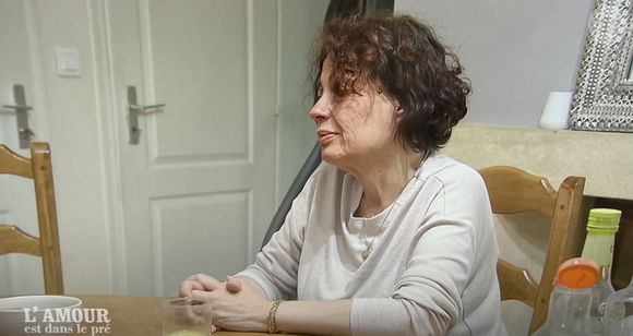Gilles à la ferme avec ses prétendantes dans "L'amour est dans le pré"