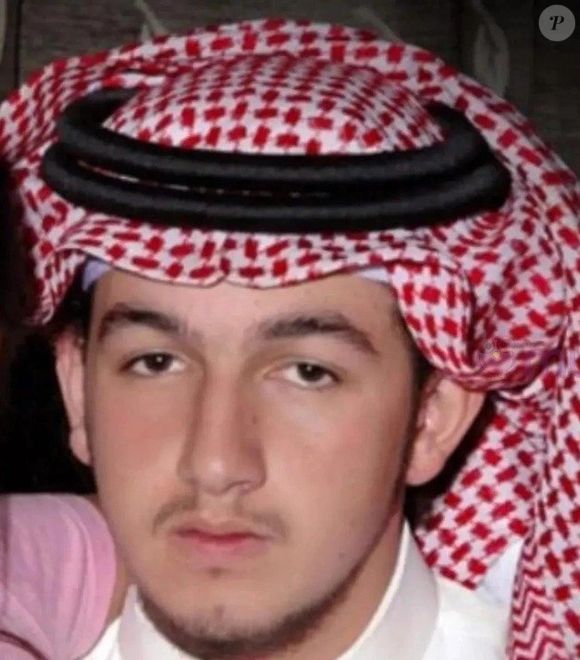 Il est devenu connu sous le nom de "Prince Endormi" après avoir passé plus de deux décennies inconscient, suite à un accident catastrophique à 15 ans alors qu'il était inscrit comme cadet militaire à Londres. 

Al-Waleed bin Khaled bin Talal Al Saud sur X