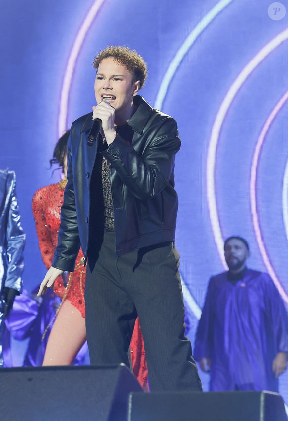 Exclusif - Maxence lors du concert du gala de Noël de l'association Tout le monde contre le cancer fête ses 20 ans diffusé le 24 décembre sur M6 à l'Adidas Aren Porte de la Chapelle à Paris, France, le 4 décembre 2025. © Coadic Guirec/Bestimage