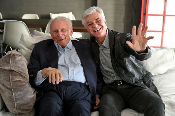 Exclusif - Philippe Bouvard, journaliste français, écrivain, homme de radio et de télévision, à son domicile, en interview télé avec le journaliste producteur Cyril Viguier à Cannes, le 27 février 2025. 
Ces derniers secrets, il se confie a Cyril Viguier dans une emission diffusée dans le monde entier.

﻿A 95 ans, Philippe Bouvard a décidé de raccrocher et de prendre sa retraite !
Avant d’interrompre définitivement ses activités, l’animateur des « Grosses têtes », auteur de 69 livres et qui réside à maintenant à Cannes, raconte ses souvenirs à Cyril Viguier, au cours d’un Talk qui sera diffusée le 3 et 6 mai première émission et le 10 et 13 mai deuxième émission  sur TV5 Monde et sur RTL, une radio dont il fut, durant plusieurs décennies, l’animateur fétiche.

De René Cotty au Général de Gaulle, de Mitterrand à Sarkozy en passant par Giscard, qu’il soupçonne de « lui avoir coller un contrôle fiscal ! », Bouvard dévoile ses derniers secrets et raconte ses rencontres savoureuses avec tous les Présidents.

D’une République à l’autre, il raconte aussi à Cyril Viguier ses anecdotes drôles et inédites, souvent caustiques, parfois rugueuses, avec les grandes Icônes Françaises: Bardot, Delon, Aznavour etc…

© Bruno Bebert/Bestimage