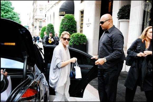 Le palace est régulièrement fréquenté par des personnalités internationales comme Céline Dion, figure habituée de l’établissement lors de ses séjours parisiens. 

Exclusif : Céline Dion est de retour à l’Hôtel George V à Paris.
Crédit photo : Bertrand Vanier / Bestimage.