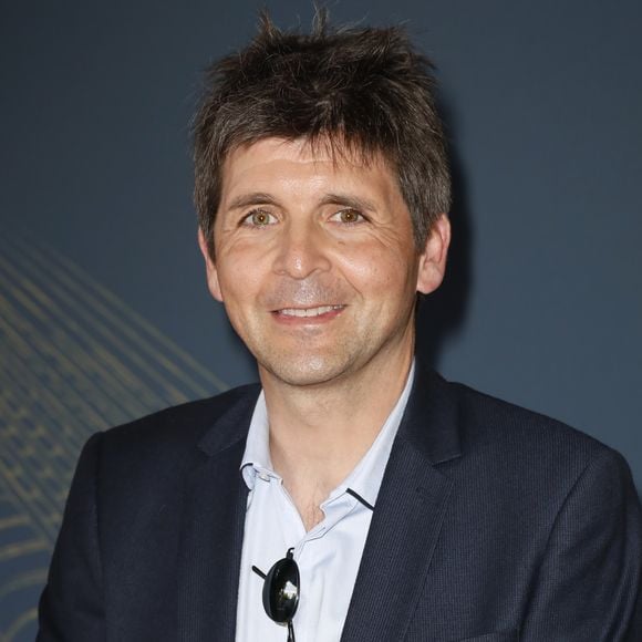 Thomas Sotto - Soirée de gala "Coeur Central" au profit de Terre d'Impact fonds de dotation de la FFT et de l'association Fête le Mur sur le Court Central Philippe Chatrier à Roland Garros, Paris le 5 juillet 2022. © Marc Ausset-Lacroix/Bestimage