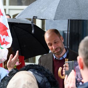 Ils sont arrivés en retard à cause de la pluie.

Catherine (Kate) Middleton, princesse de Galles, éclate de rire à la sortie du marché de Pontypridd, accompagnée du prince William, prince de Galles, le 26 février 2025. 
GOFF INF / BESTIMAGE