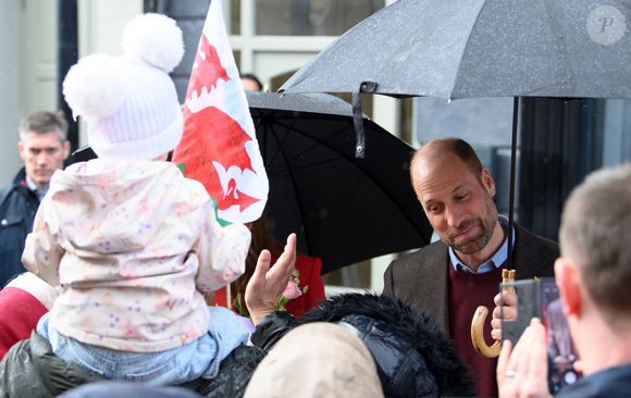 Ils sont arrivés en retard à cause de la pluie.

Catherine (Kate) Middleton, princesse de Galles, éclate de rire à la sortie du marché de Pontypridd, accompagnée du prince William, prince de Galles, le 26 février 2025. 
GOFF INF / BESTIMAGE