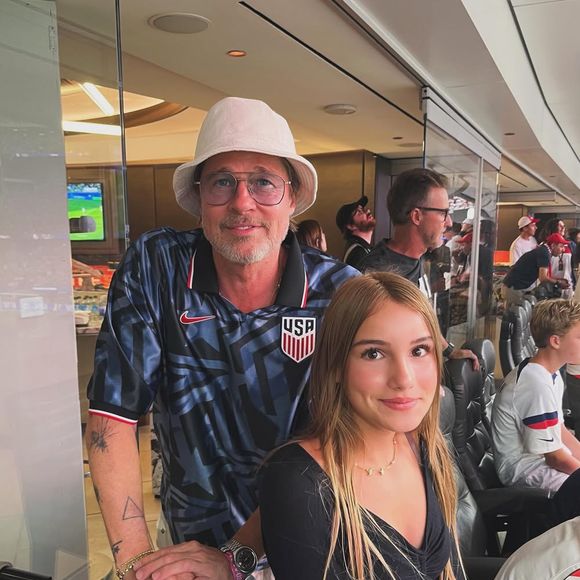 L'une d'elles montre sa fille Anna-Rose aux côtés de Brad Pitt.

La fille d'Hugo Lloris a pris la pose avec Brad Pitt. Capture d'écran Instagram