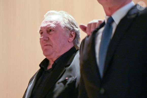 "J'ai attrapé les hanches pour ne pas tomber", précise Gérard Depardieu

L'acteur français Gérard Depardieu arrive, avec son avocat Jérémie Assous, à l'ouverture de son procès pour agressions sexuelles sur deux femmes lors d'un tournage de film en 2021, au tribunal correctionnel de Paris, France, le 24 mars 2025. Depardieu, 76 ans, qui a réalisé plus de 200 films et séries télévisées, a été accusé de comportement inapproprié par une vingtaine de femmes, mais c'est la première affaire à être jugée. Les deux plaignantes - Amélie, 54 ans, décoratrice, et Sarah (nom modifié), 34 ans, assistante réalisatrice - allèguent une agression sexuelle lors du tournage en 2021 de « Les Volets Verts » du réalisateur Jean Becker. © Yehiel Chekroune/Bestimage