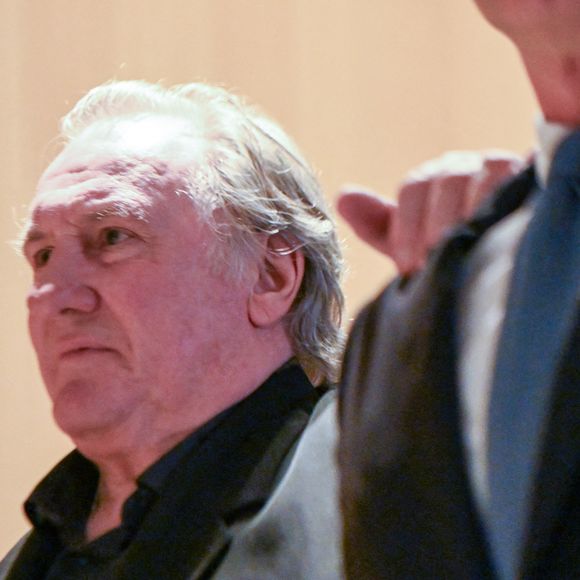 "J'ai attrapé les hanches pour ne pas tomber", précise Gérard Depardieu

L'acteur français Gérard Depardieu arrive, avec son avocat Jérémie Assous, à l'ouverture de son procès pour agressions sexuelles sur deux femmes lors d'un tournage de film en 2021, au tribunal correctionnel de Paris, France, le 24 mars 2025. Depardieu, 76 ans, qui a réalisé plus de 200 films et séries télévisées, a été accusé de comportement inapproprié par une vingtaine de femmes, mais c'est la première affaire à être jugée. Les deux plaignantes - Amélie, 54 ans, décoratrice, et Sarah (nom modifié), 34 ans, assistante réalisatrice - allèguent une agression sexuelle lors du tournage en 2021 de « Les Volets Verts » du réalisateur Jean Becker. © Yehiel Chekroune/Bestimage