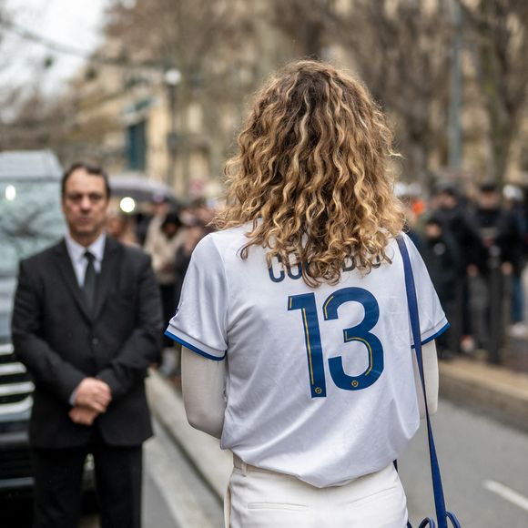 Olivia Courbis, vêtue de blanc aux couleurs de l'Olympique de Marseille, fille de Roland Courbis, vue lors de l'hommage à son père à Marseille, France, le 17 janvier 2026. Photo par  Laurent Coust/ABACAPRESS.COM