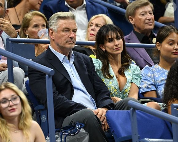 Flushing Meadows, New York  Novak Djokovic a affronté le talentueux Learner Tien au stade Louis Armstrong de l'USTA Billie Jean King National Tennis Center à Flushing, dans le Queens, sous les yeux d'Alec Baldwin et son épouse Hilaria. (Backgrid USA / Bestimage)
