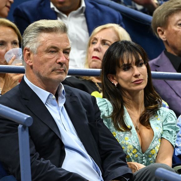 Flushing Meadows, New York  Novak Djokovic a affronté le talentueux Learner Tien au stade Louis Armstrong de l'USTA Billie Jean King National Tennis Center à Flushing, dans le Queens, sous les yeux d'Alec Baldwin et son épouse Hilaria. (Backgrid USA / Bestimage)