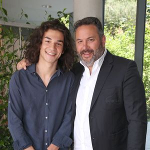 Exclusif - Bruce Toussaint et son fils Noé lors des Internationaux de France de Tennis de Roland Garros 2023 - Jour 10 - à Paris, France, le 6 juin 2023. © Bertrand Rindoff/Bestimage