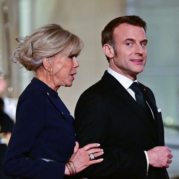 “Sa mère vit alors une relation avec Emmanuel Macron, de vingt-quatre ans son cadet”, explique Paris Match

Le président Emmanuel Macron et sa femme Brigitte Macron au dîner d’état donné en l’honneur du président de l’Ouzbékistan au palais présidentiel de l’Elysée, à Paris, France, le 12 mars 2025. © Christian Liewig/Bestimage