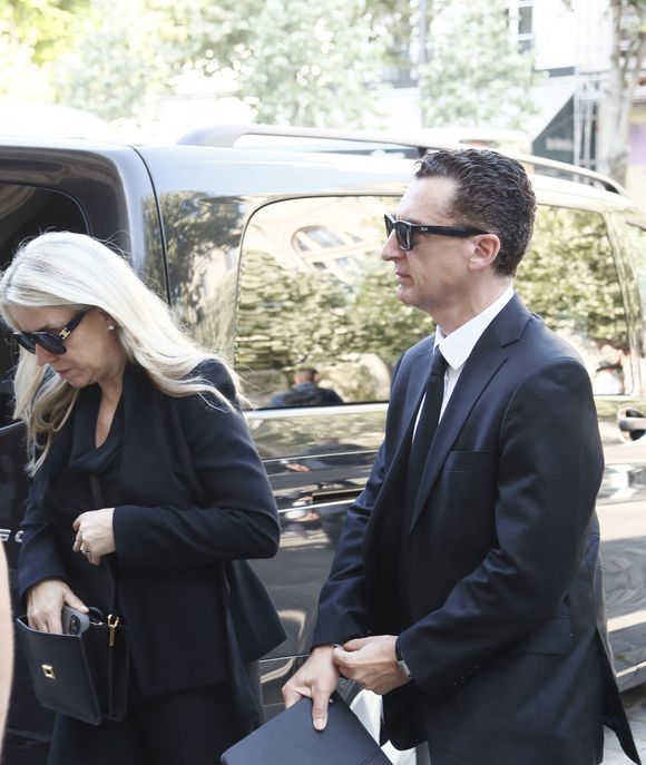 Maxime Saada et sa femme Valérie - Arrivées aux obsèques de Philippe Labro en l'église de Saint-Germain-des-Prés à Paris le 13 juin 2025. © Dominique Jacovides - Christophe Clovis / Bestimage