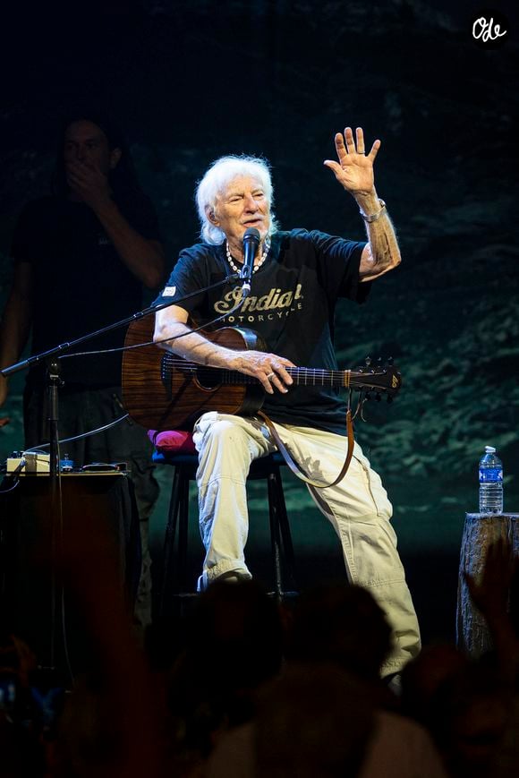 Sans jamais chercher la surmédiatisation, l'artiste a su construire une relation durable avec le public.

Exclusif - Hugues Aufray en concert au Zenith de Rouen le 27 juin 2026. 

© Pierre Perusseau/Bestimage