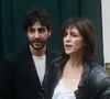 À 27 ans, Ben Attal a ajouté une nouvelle corde à son arc en prenant, avec son associé John Figeroa, les commandes du "Gainsbarre", le café-piano-bar de la Maison Gainsbourg. 

Charlotte Gainsbourg et son fils Ben Attal lors de la cérémonie de dévoilement de la plaque "Maison des Illustres" de la Maison Gainsbourg à Paris, France. © Christophe Clovis/Bestimage