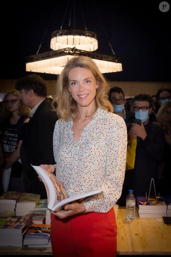 Julie Andrieu au Festival du Livre de Paris au Grand Palais éphémère à Paris, France, le 22 avril 2022. © Jack Tribeca/Bestimage