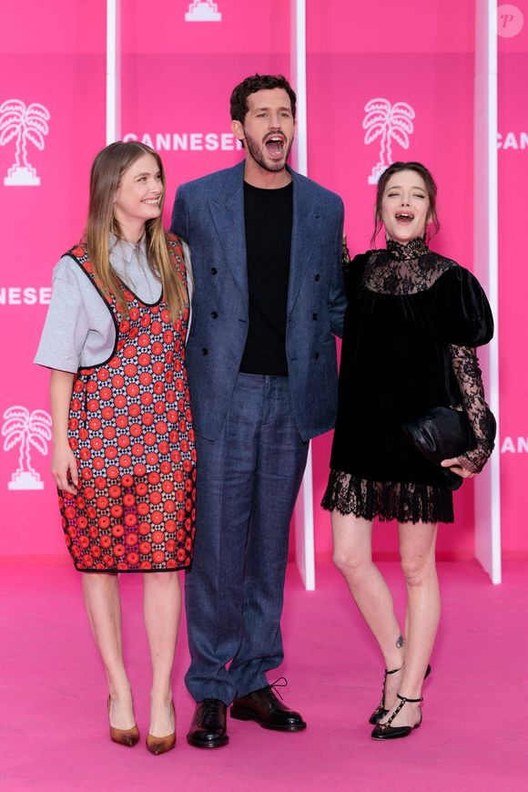 Ils évoluent aux côtés de figures confirmées comme Camille Razat et Virginie Ledoyen. 

Victor Belmondo, Camille Razat, Zoé Adjani-Vallat assistent à la deuxième journée du 9ème Festival International des Séries de Cannes le 24 avril 2026 à Cannes, France. © Shootpix/Abacapress.com