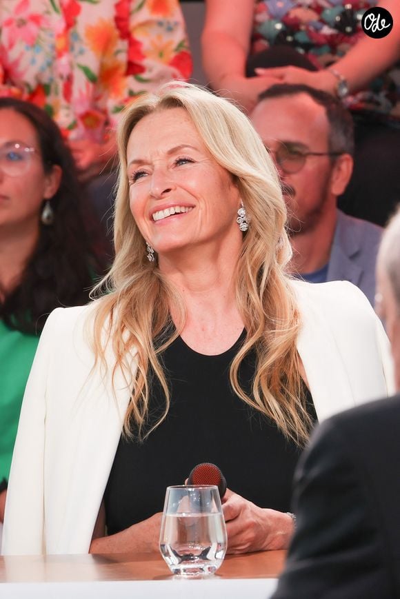 En sa présence, ils sont allés découvrir les fonds marins lors d’une plongée en immersion au cœur de la Méditerranée.

Estelle Lefebure - Plateau de l'émission "C à vous" lors du 79ème Festival International du Film de Cannes le 22 mai 2026. © Jack Tribeca / Bestimage