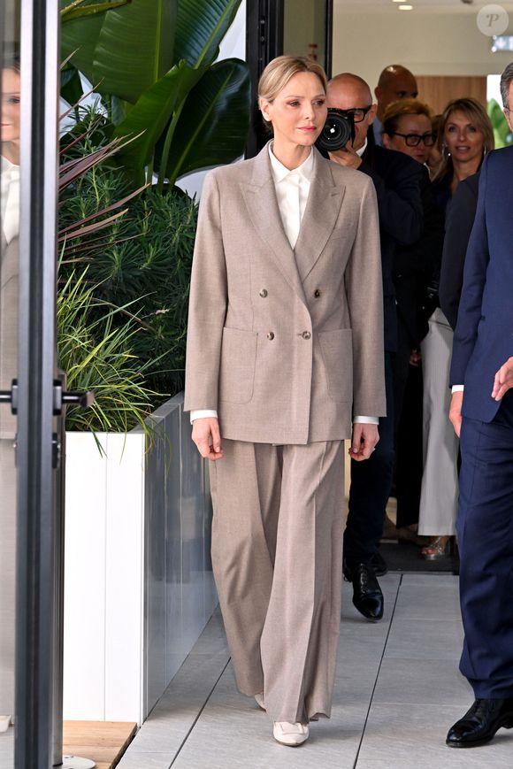 Le prince Albert II de Monaco et la princesse Charlene ont visité en compagnie de M. Thomas Bataglione, l'administrateur et directeur général de la SMEG, le nouveau siège social de la société, installé dans le quartier de Fontvieille à Monaco, le 15 octobre 2025. © Bruno Bebert / Bestimage