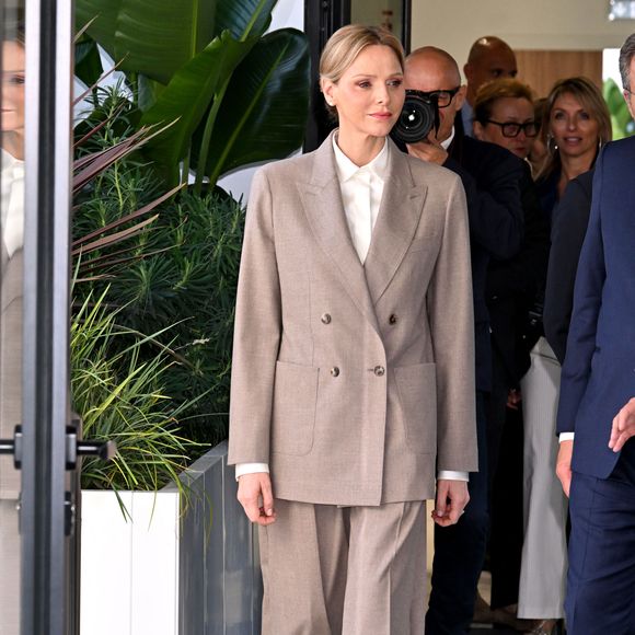 Le prince Albert II de Monaco et la princesse Charlene ont visité en compagnie de M. Thomas Bataglione, l'administrateur et directeur général de la SMEG, le nouveau siège social de la société, installé dans le quartier de Fontvieille à Monaco, le 15 octobre 2025. © Bruno Bebert / Bestimage