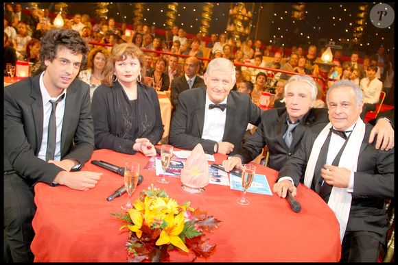Max Boublil, Catherine Jacob, Patrick Sébastien, Michel Sardou et Francis Perrin dans l'émission Le plus grand cabaret du monde en septembre 2008. Photo par
