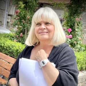 Alors qu'elle avait tenté de prendre l'avion puis le train, sans succès.

La prochaine série de TF1 Espionne avec Isabelle Nanty en tournage dans une ville du Cantal à Marcolès (15), France, le 15 juillet 2025. © Fabien Faure/Bestimage