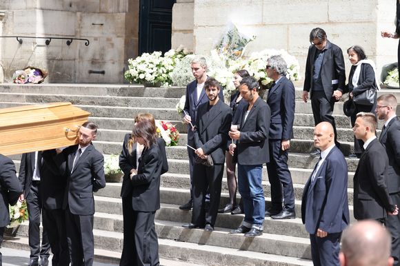 Lou Doillon, Charlotte Gainsbourg, Ben Attal, Marlowe (fils de Lou Doillon), Roman de Kermadec (fils de Kate Barry), Alice Attal, Stéphane Manel (compagnon de Lou Doillon), Yvan Attal et sa mère - Sorties des célébrités aux obsèques de Jane Birkin en l'église Saint-Roch à Paris. Le 24 juillet 2023
© Jacovides-KD Niko / Bestimage