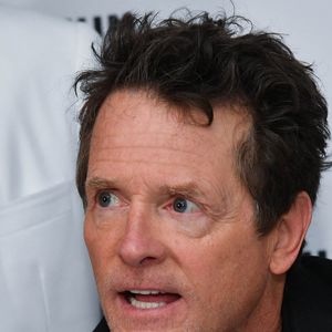 Michael J. Fox en famille à la cérémonie des Spring Moving Awards à New York, entouré de sa femme Tracy Pollan, et leurs filles, Schuyler Frances Fox and Aquinnah Kathleen Fox, le 6 juin 2023. STARMAX / BESTIMAGE