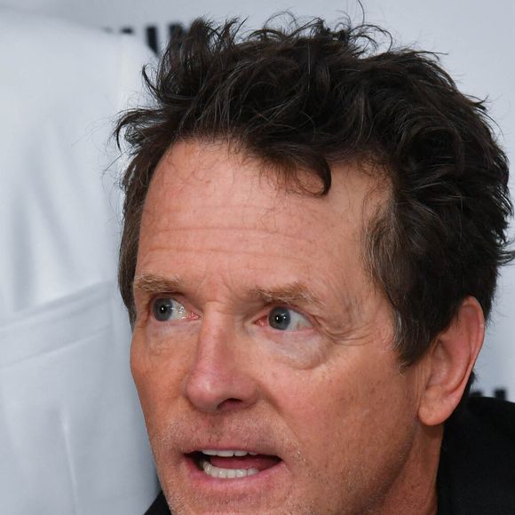 Michael J. Fox en famille à la cérémonie des Spring Moving Awards à New York, entouré de sa femme Tracy Pollan, et leurs filles, Schuyler Frances Fox and Aquinnah Kathleen Fox, le 6 juin 2023. STARMAX / BESTIMAGE