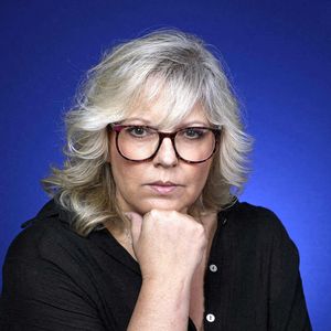 "Je ne pensais pas que j’aurais des années à vivre avec ce truc. Et il va falloir que je vive avec lui [...] Vous vous dites : “Je suis fatiguée, je n’en peux plus”. Je me bats contre tout".

Laurence Boccolini pose lors d'une séance de portraits à Paris, France, le 20 juin 2024. Photo by VIM/ABACAPRESS.COM