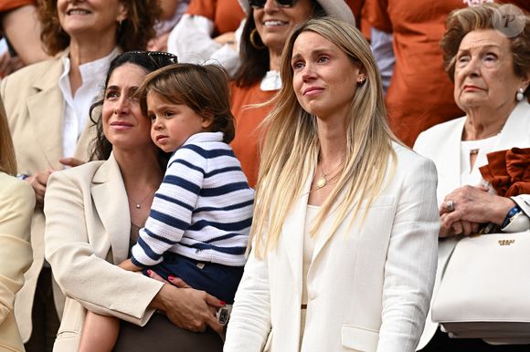 La mère de la légende du tennis espagnol Rafael Nadal, Ana Maria Parera, sa femme Maria Francisca Perello et leur enfant Rafael Nadal Perello (2ème à droite) et sa sœur Maria Isabel Nadal (à droite) sont vus lors d'une cérémonie d'hommage organisée en l'honneur de Rafael Nadal le premier jour du tournoi du Grand Chelem de Roland Garros à Paris, en France, le 25 mai 2025. Photo Laurent Zabulon/ABACAPRESS.COM