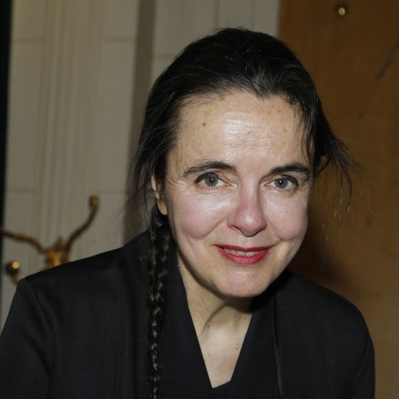 Amélie Nothomb fête ses 30 ans d'écriture et dédicace son nouveau roman "Le livre des soeurs" à la brasserie "Les Deux Magots" à Paris le 12 décembre 2022.

© Denis Guignebourg / Bestimage
