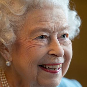 Un autre drame frappe la famille : le Daily Mail révèle que Charles Towneley Strachey O'Hagan, alias Charles O'Hagan, est mort le 23 mars 2025, à l'âge de 79 ans. Il était le filleul de la reine Elizabeth II.

La reine Elizabeth II quitte Sandringham House, qui est la résidence de la reine à Norfolk, après une réception avec des représentants de groupes communautaires locaux pour célébrer le début du Jubilé de platine. Le 5 février 2022. Photoshot/Panoramic/Bestimage