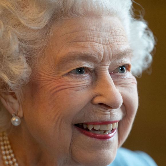 Un autre drame frappe la famille : le Daily Mail révèle que Charles Towneley Strachey O'Hagan, alias Charles O'Hagan, est mort le 23 mars 2025, à l'âge de 79 ans. Il était le filleul de la reine Elizabeth II.

La reine Elizabeth II quitte Sandringham House, qui est la résidence de la reine à Norfolk, après une réception avec des représentants de groupes communautaires locaux pour célébrer le début du Jubilé de platine. Le 5 février 2022. Photoshot/Panoramic/Bestimage