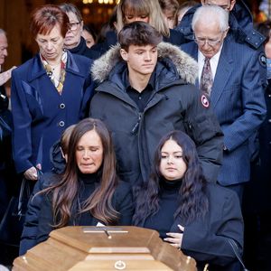 Lors des obsèques de Jean-Pierre Pernaut, alors qu'elle commençait tout juste le processus de deuil, Lou Pernaut avait été attaquée sur Instagram mais aussi TikTok. Elle n'avait d'ailleurs pas manqué de répondre.
Nathalie Marquay et ses enfants Lou et Tom - La famille de Jean-Pierre Pernaut à la sortie des obsèques en la Basilique Sainte-Clotilde à Paris le 9 mars 2022. © Cyril Moreau/Bestimage