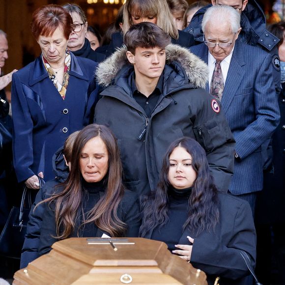 Lors des obsèques de Jean-Pierre Pernaut, alors qu'elle commençait tout juste le processus de deuil, Lou Pernaut avait été attaquée sur Instagram mais aussi TikTok. Elle n'avait d'ailleurs pas manqué de répondre.
Nathalie Marquay et ses enfants Lou et Tom - La famille de Jean-Pierre Pernaut à la sortie des obsèques en la Basilique Sainte-Clotilde à Paris le 9 mars 2022. © Cyril Moreau/Bestimage