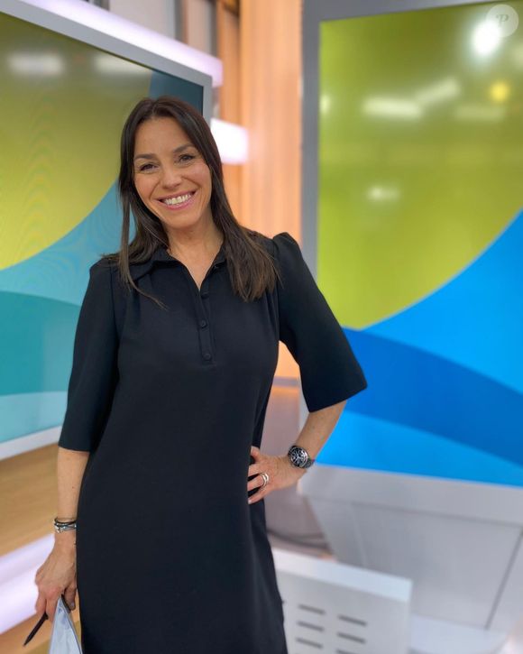 Sur l'image, on constate que Sophie Le Saint apparaît toujours en béquilles. 

Un nouveau cap pour l'ex-membre de "Télématin" et présentatrice du JT sur France Télévisions.