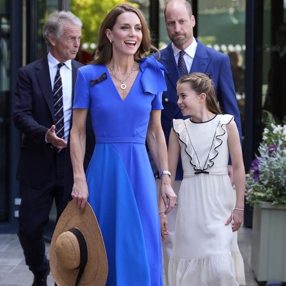 et célèbre l'amour et l'amitié durant la période estivale.

Le prince et la princesse de Galles (le prince William et Catherine (Kate) Middleton), le prince George et la princesse Charlotte assistent à la finale masculine de Wimbledon entre Jannik Sinner et Carlos Alcaraz, au All England Lawn Tennis and Croquet Club, à Wimbledon, Londres, Royaume-Uni, le 13 juillet 2025.

Photo : Andrew Matthews/WPA-Pool/Bestimage