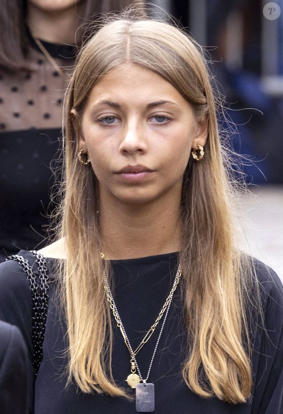 Stella Belmondo aux obsèques de son père, Jean-Paul Belmondo, en l'église Saint-Germain-des-Prés à Paris, le 10 septembre 2021.

Photo : Cyril Moreau / Bestimage