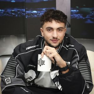 "Ne jamais adopter un animal de compagnie si vous avez pas les moyen de vous en occuper", a-t-il ainsi écrit sur Instagram

Exclusif - Inoxtag (Inès Benazzouz), sur le plateau de l'émission Clique (Midi) présenté par M.Achour, et diffusé sur Canal + le 19 novembre 2025, à Paris, France, le 12 novembre 2025. © Jack Tribeca/Bestimage