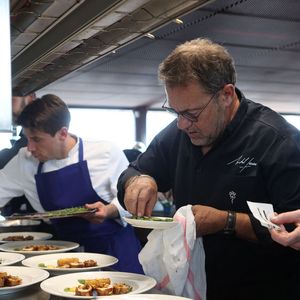 Il a signé la carte de l'établissement "Ma Biche sur le toit" à Toulouse.

Exclusif - La Terrasse Rouge - Michel Sarran, chef étoilé du restaurant "Michel Sarran" à Toulouse - "Primeurs Etoilés" au restaurant La Terrasse Rouge au Château La Dominique à Saint Emilion, Gironde, France, le 24 avril 2024. © Jean-Marc Lhomer/Bestimage