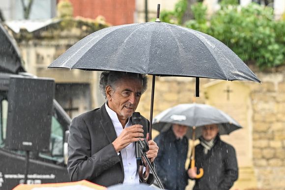 Exclusif - Bernard-Henri Lévy (BHL) - Obsèques d'Alexandre Adler au cimetière du Montparnasse à Paris, France, le 12 mars 2024.