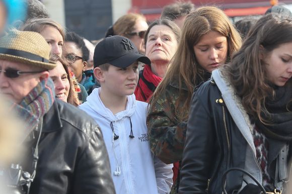Elle est très proche de sa famille modeste, dont ses deux petits frères.

Adèle Exarchopoulos et son petit frère - Marche pour les droits des migrants, place  de la République à Paris. Le 27 février 2016. © AGENCE / BESTIMAGE