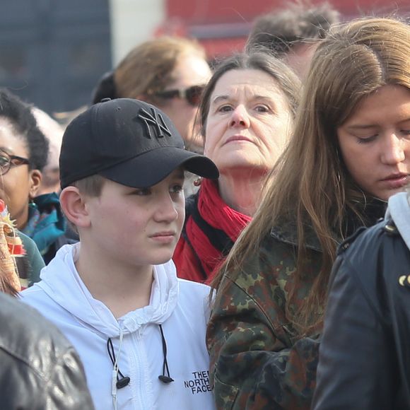 Elle est très proche de sa famille modeste, dont ses deux petits frères.

Adèle Exarchopoulos et son petit frère - Marche pour les droits des migrants, place  de la République à Paris. Le 27 février 2016. © AGENCE / BESTIMAGE